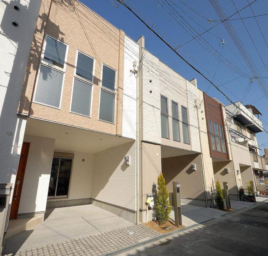 All mansion building area 100 sq m more than. 3-story was blessed with a high degree of independence and the open feeling of the plan because of local. Since the north and south sides are surrounded by the road, Happy and out of the goodness of course walking and car lighting