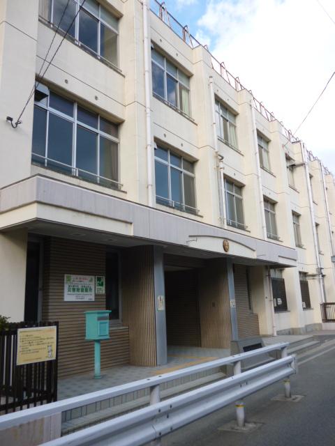 Primary school. 590m to Osaka Municipal Izuo Higashi Elementary School