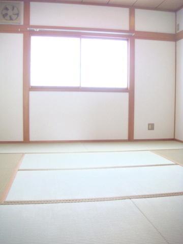 Non-living room. "Taisho-ku ・ Buying and selling "Japanese-style room has also become beautiful