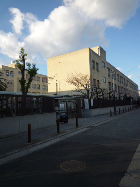 Junior high school. Osakashiritsudai 527m to a positive central junior high school (junior high school)