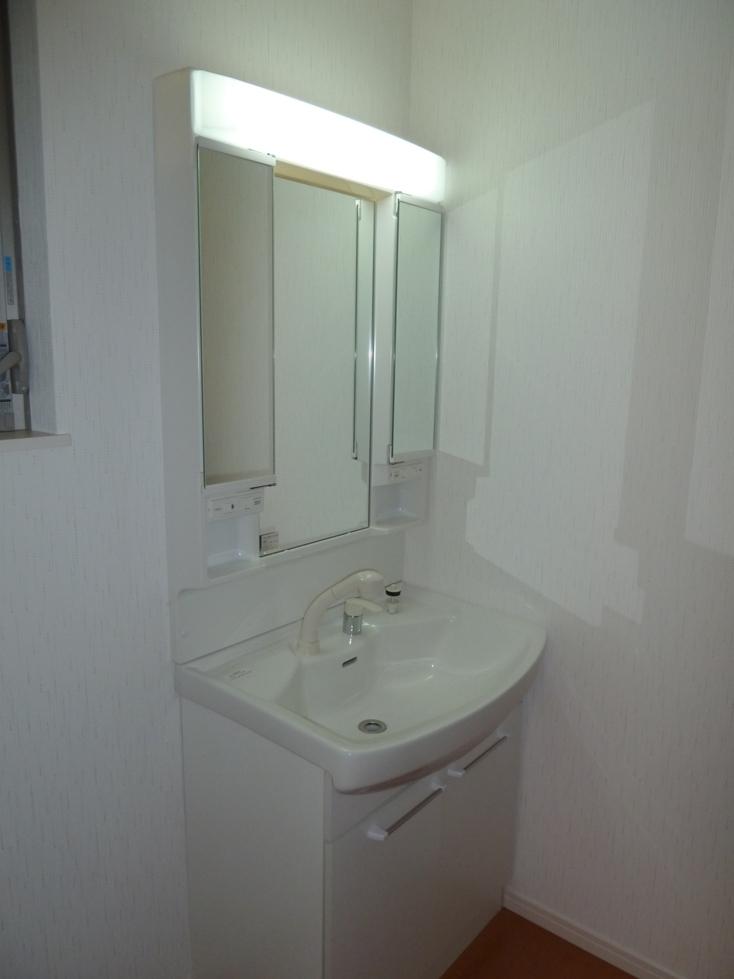 Wash basin, toilet. Three-sided mirror washbasin