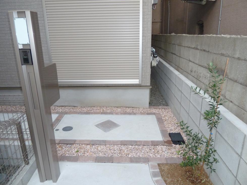 Garden. It is a garden in the front door.