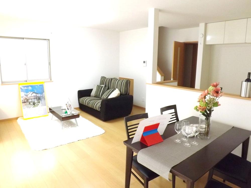 Living. Local photos (living) Comfortable space of all window glazing!