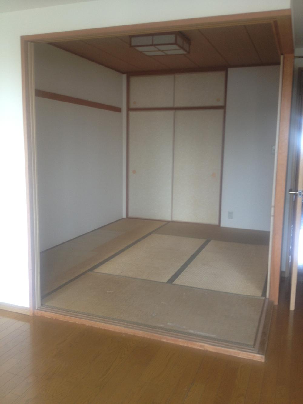 Other introspection. Also with Japanese-style room.