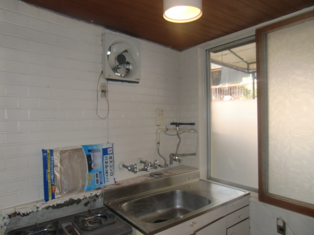 Kitchen. With happy window! 