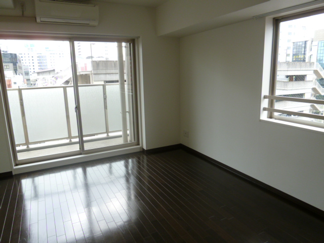 Other room space. It is bright with large windows ☆ 