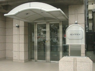 Building appearance. Entrance