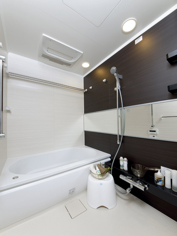 Bathing-wash room.  [Bathroom] Bathroom equipped with a bathroom heating dryer with a mist sauna function. Such as by use of hot water is less likely to cold thermos tub, To produce a relaxation and healing time (same specifications)