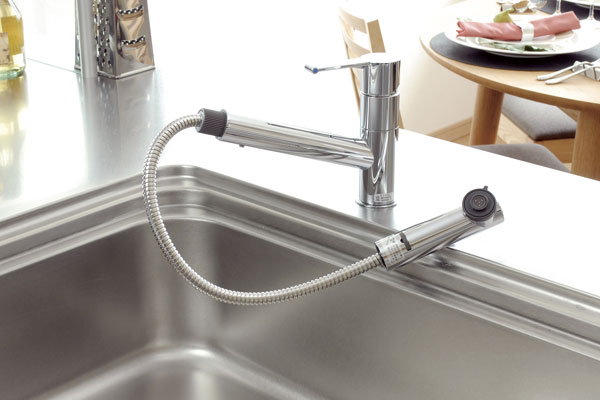 Kitchen.  [Wide sink ・ Single lever faucet] Sink adopts wide size of even whole washable about 1100mm width large pot (except for some type). Also, With flexible hose that extends the single-lever faucet head part. It washed off every corner of the sink (same specifications)
