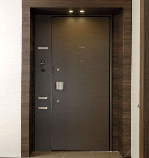 Other.  [Entrance door] Room name tag and intercom with a camera, Newspaper received, etc., Adopt a beautiful entrance door is in harmony with the entrance around the equipment. Is a sophisticated design and original design that combines high functionality (same specifications)