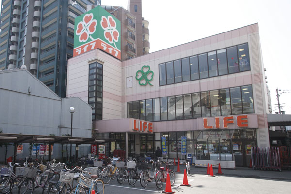 Surrounding environment. Life Shitennoji store (East Residence ・ Walk from the West Residence 9 minutes ・ About 660m)