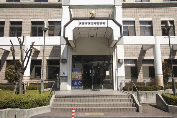 Surrounding environment. Tennoji Police Station (East Residence ・ Walk from the West Residence 9 minutes ・ About 660m)