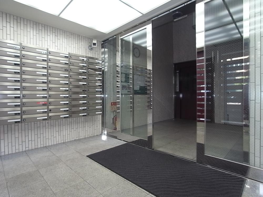 Entrance. Common areas auto lock