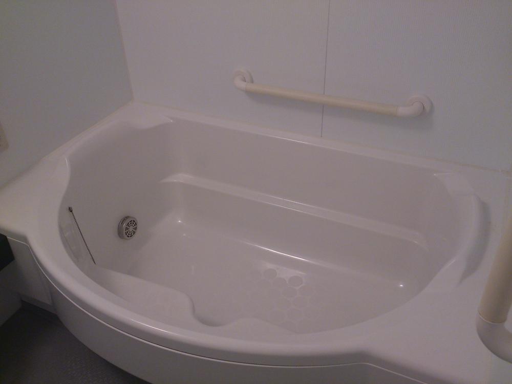 Bathroom. Bowl-type tub with a seat step which can also sitz bath