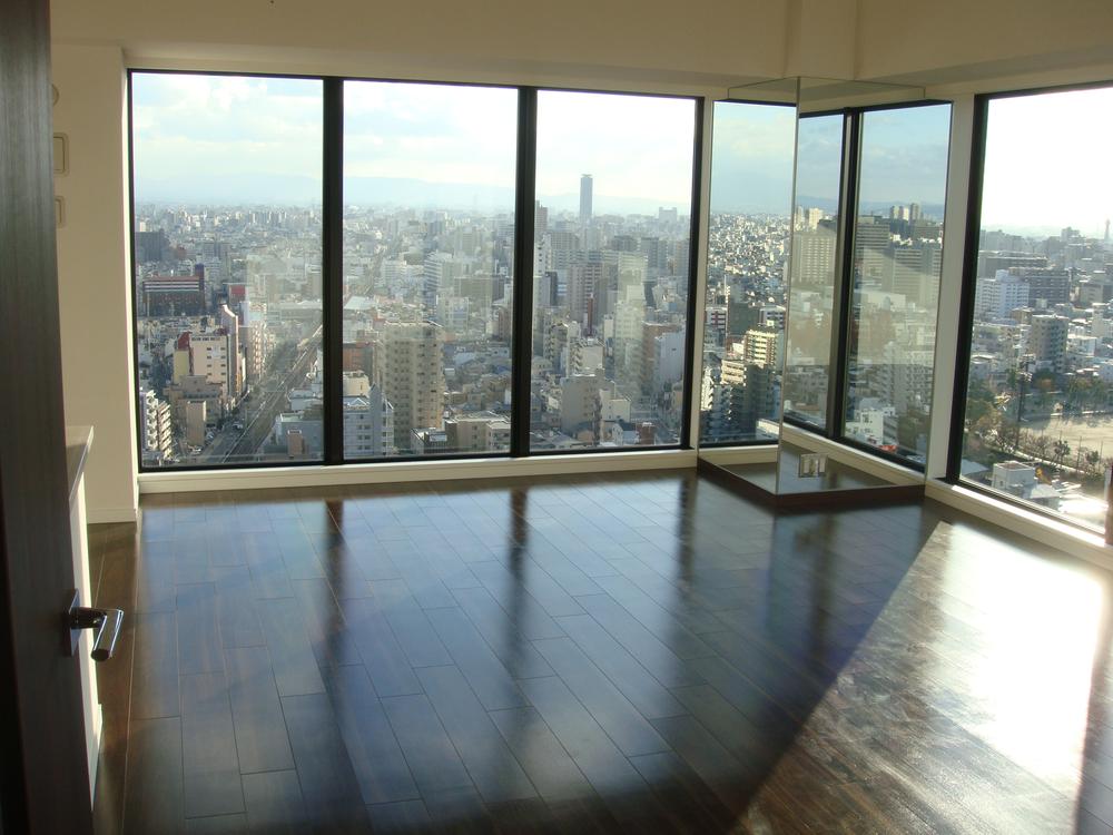 Living. Both Des widely balcony opening you can enjoy the view in Haisasshi.