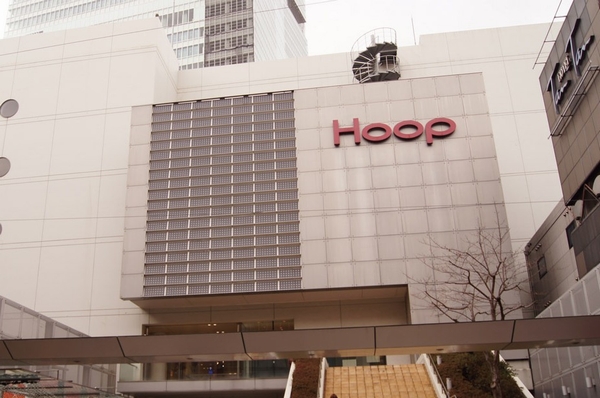 Fashion building "Hoop". It contains many seasonal brand, Operating gourmet garden until 11 pm of the underground (Shop by operating time will vary in part) (walk from the local 7 minutes / About 550m)