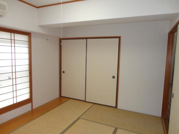 Non-living room. Bright two-sided lighting Japanese-style room