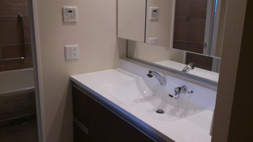 Wash basin, toilet. bathroom Integrated bowl