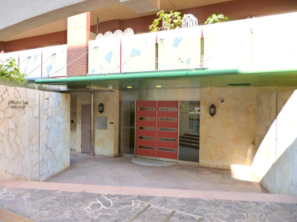 Entrance. Spacious entrance!