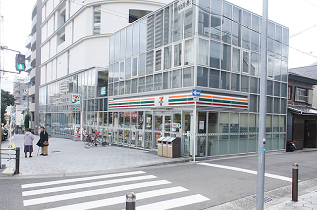 Convenience store. Momozaka Seven-Eleven until the (convenience store) 100m