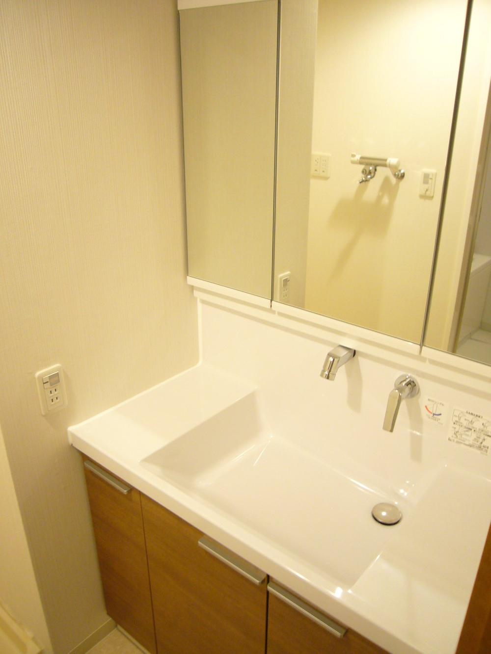 Wash basin, toilet. H25.9 vanity exchange