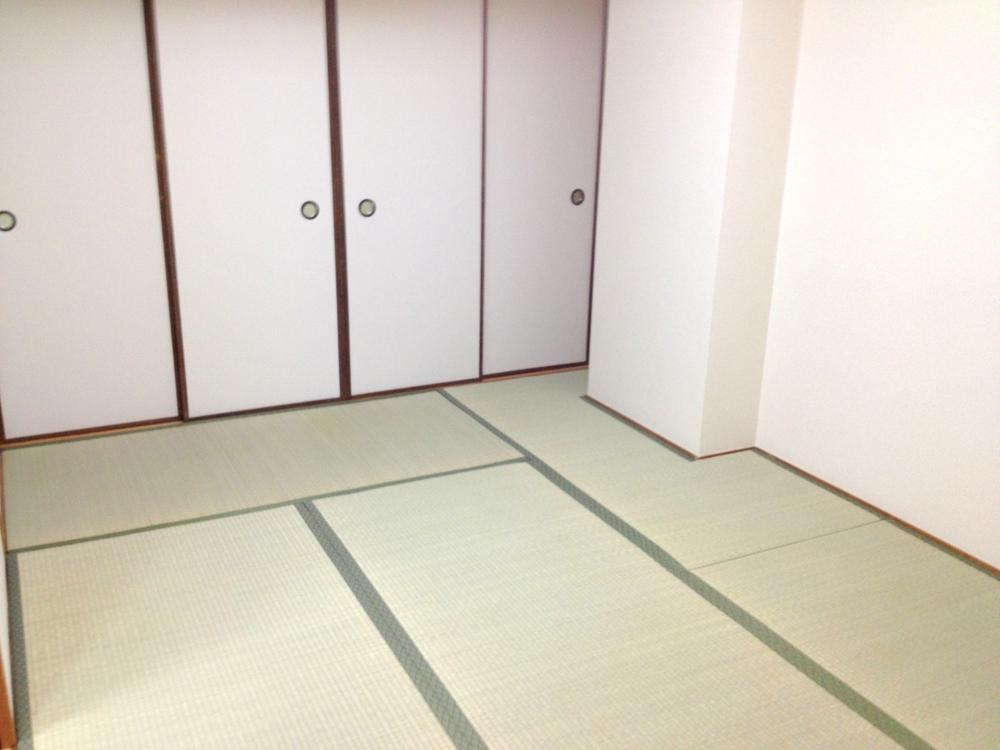 Non-living room. What such as oranges to kotatsu in the Japanese-style room.