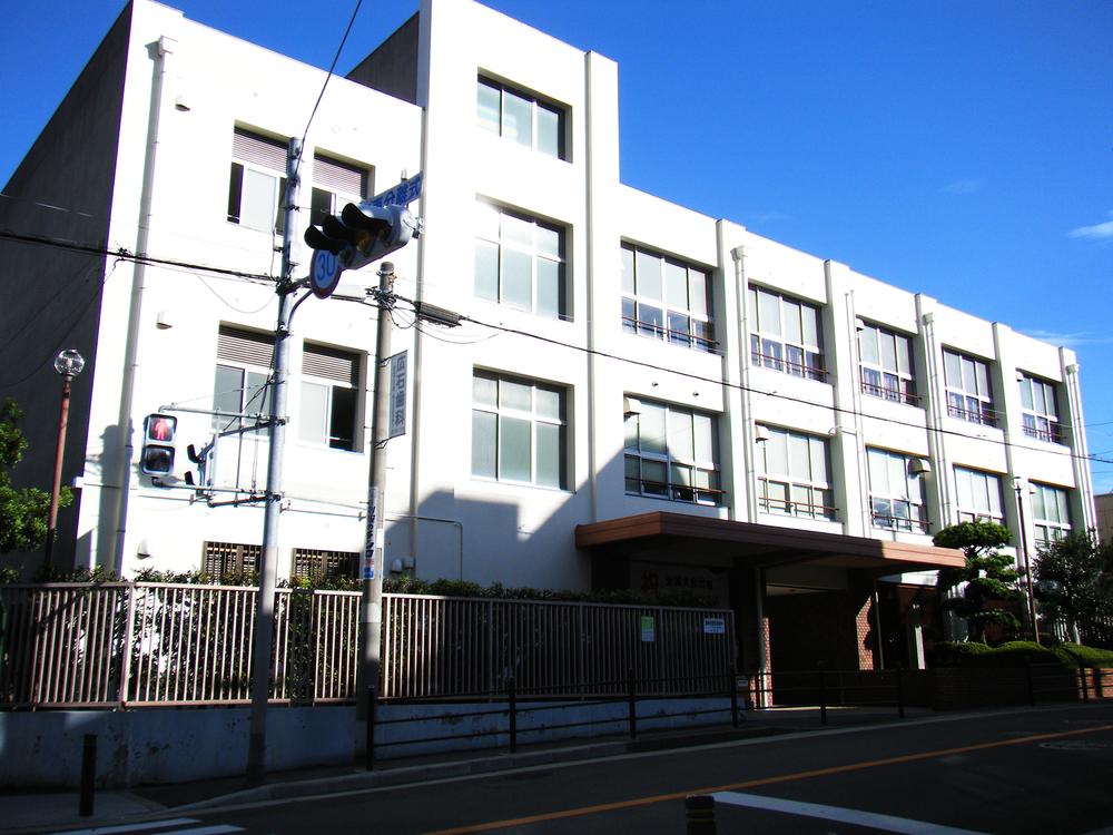 Junior high school. 565m to Osaka Municipal Takatsu Junior High School