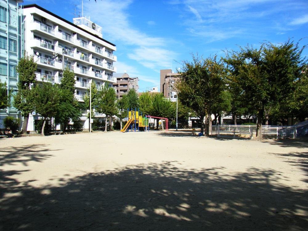 park. To There is also park near. During the day, please use as a place of information exchange of walks and wife.