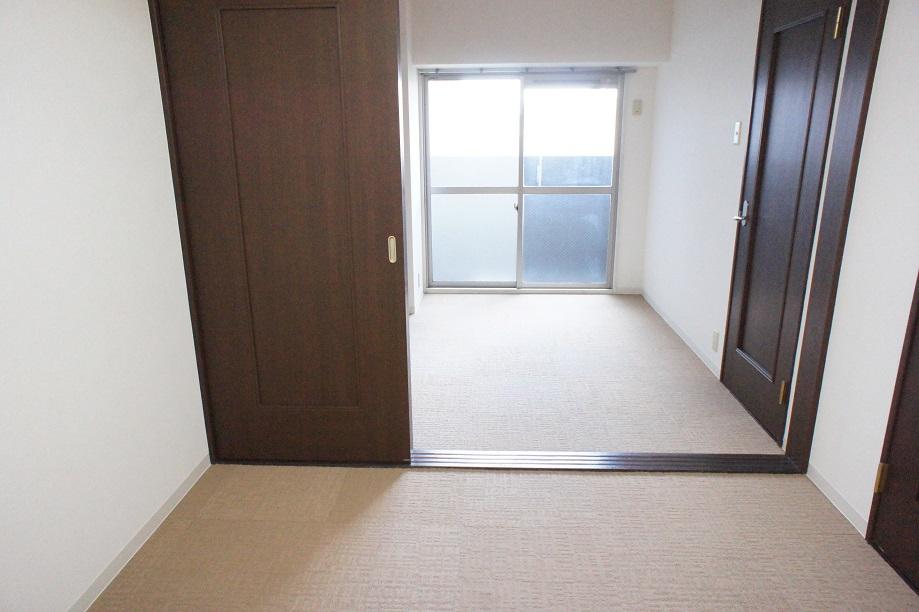 Non-living room. When you open a Western-style partition, Very open!