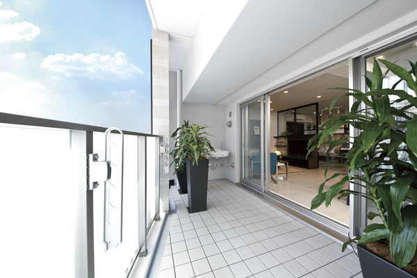 balcony ・ terrace ・ Private garden.  [balcony] Balcony to produce a sense of unity with the living. To capture the bright sunshine and a pleasant breeze in the room, Spacious opening is assured (A type model room)