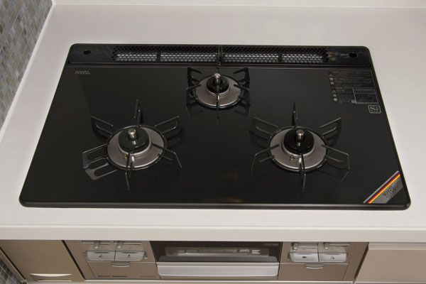 Kitchen.  [Glass top stove] The gas stove, Difficult oil dirt cake, Your easy-care employs a glass top. Deep-fried food is also a temperature control with a function that can be safely cooked (same specifications)
