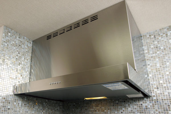 Kitchen.  [Supply and discharge simultaneous type range hood] While discharging the smoke and the smell of cooking in the powerful, Replenish with fresh air (same specifications)