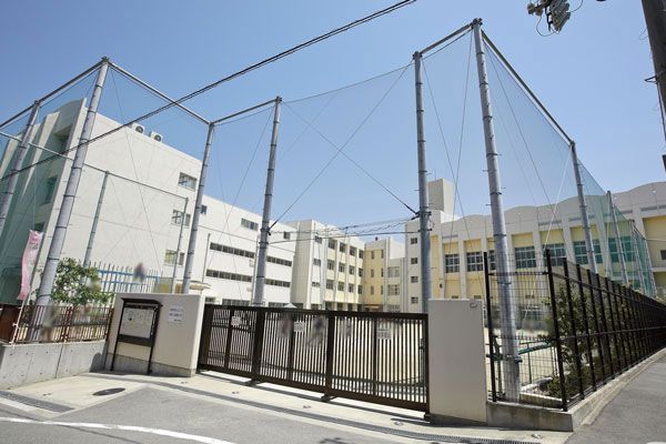 Surrounding environment. Municipal Momohi elementary school (a 5-minute walk ・ About 340m)