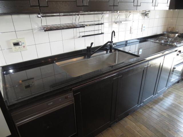 Kitchen. Also spacious about 6.4 Pledge kitchen!