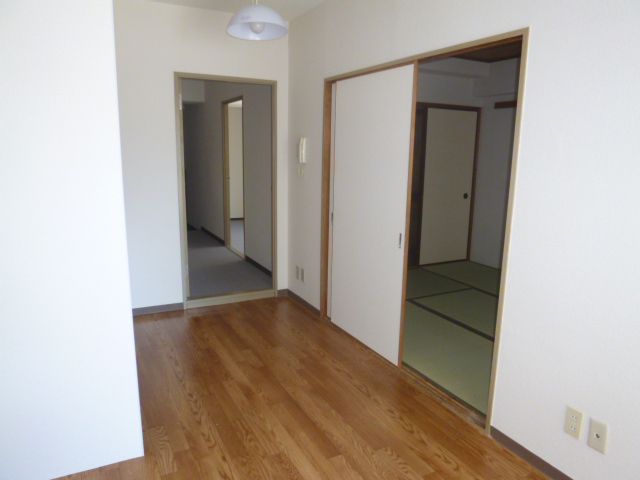 Living and room. Corridor from DK ・ It is an indirect part of the room ☆