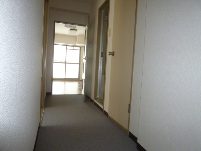 Other room space. Corridor extending from the entrance ☆