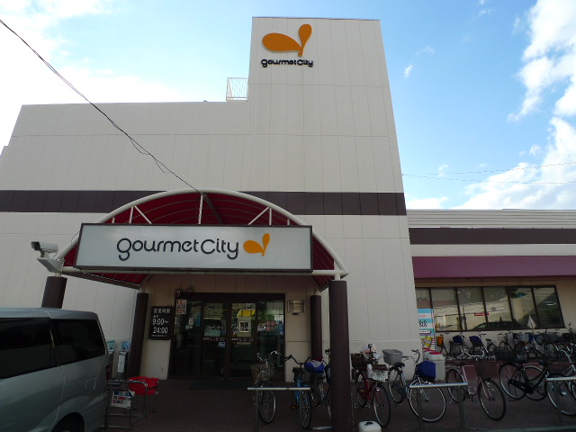 Supermarket. 762m until Gourmet City Tsurumi store (Super)