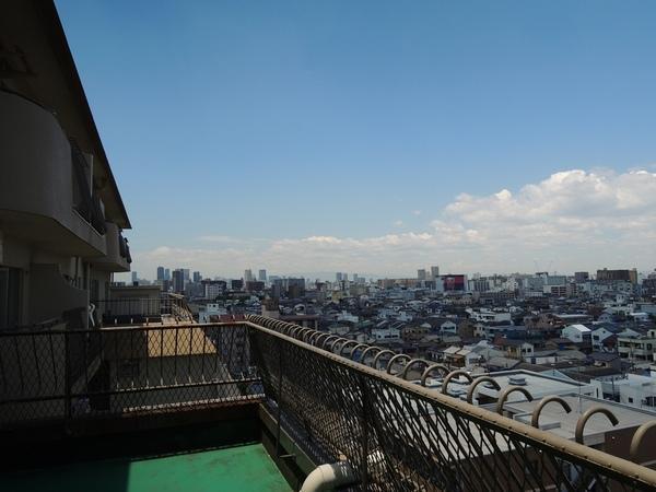 View photos from the dwelling unit. North, View of the west side. Also looks Umeda night view.