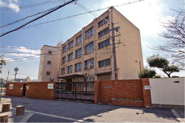 Junior high school. Yokozutsumi be 180m junior high school even without the worry of being late in the vicinity up to junior high school?