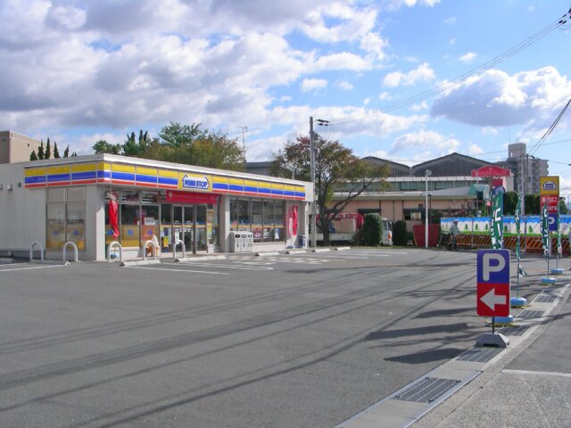 Convenience store. MINISTOP Osaka sundry 5-chome up (convenience store) 562m