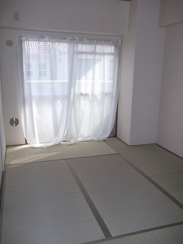 Living and room. It will calm and there is a Japanese-style room