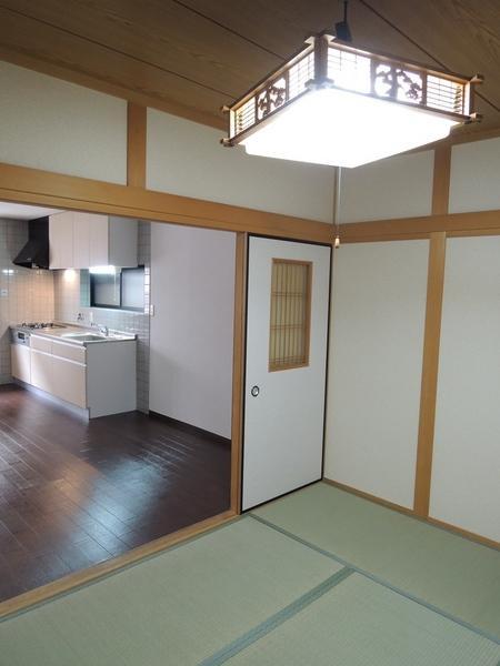 Non-living room. Japanese-style rooms are equipped with lighting equipment. 