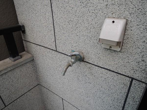 Balcony. Faucet and an external electrical outlet. Laundry here put the washing machine, Soon Hoseru. 