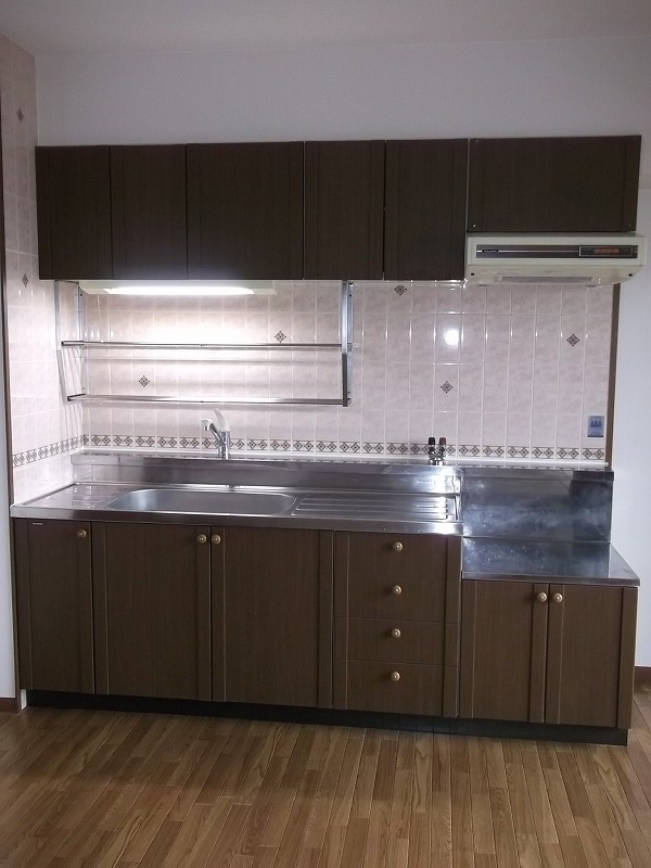 Kitchen. Gas stove installation Allowed!