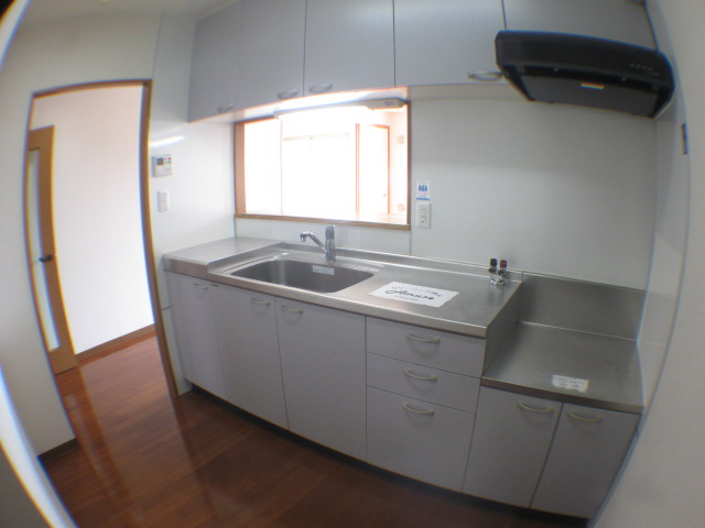 Kitchen. Also spacious kitchen! It is a small system K in Osaka