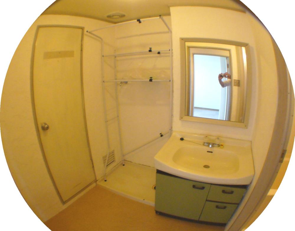 Wash basin, toilet. Washroom