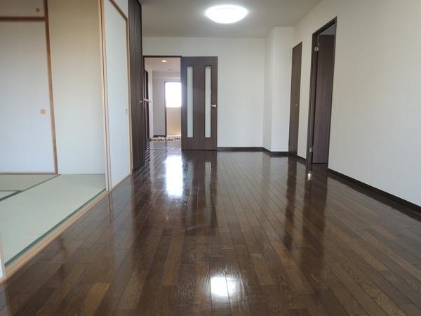 Living. It is it is a good dark eye of flooring.