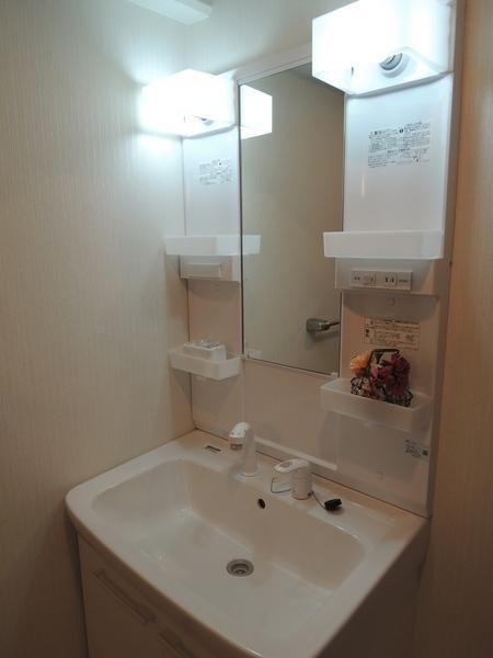 Wash basin, toilet. Shampoo dresser is replaced with a new one.