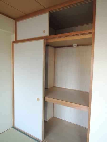 Receipt. Japanese-style room of 6 quires closet. With upper closet.