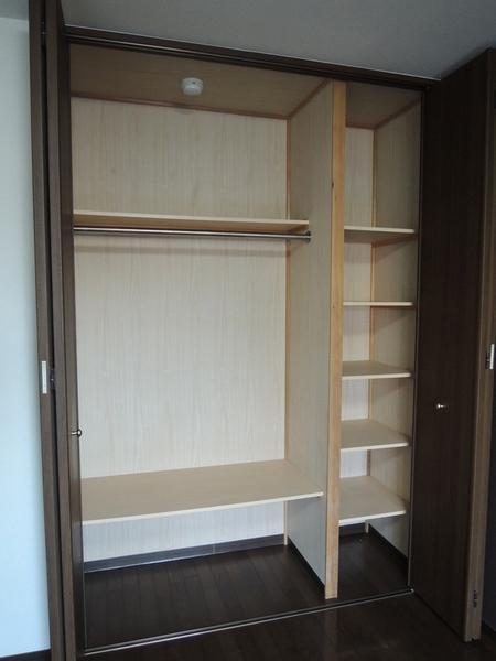 Receipt. Western-style 7.4 Pledge of CL. Convenient storage rack.